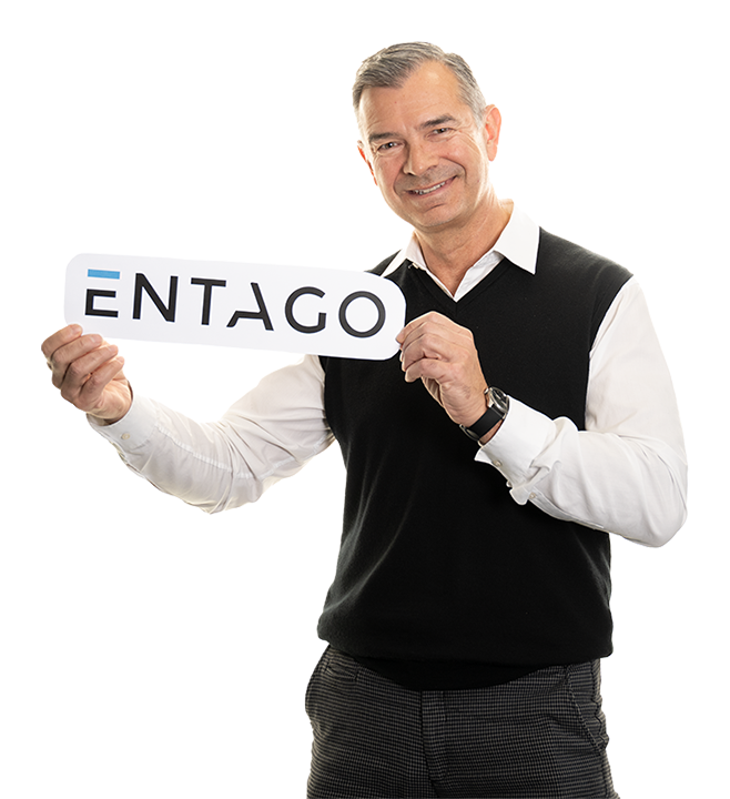 Mitarbeiter Roman Caniga hält Entago Logo in den Händen